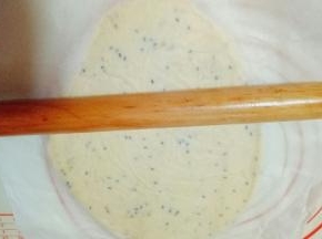 把面团上面垫一张油纸，用擀面杖擀薄，约0.4cm的薄厚。