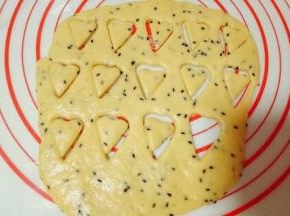 面团擀好后，用磨具压出爱心形状，之后小心的取下爱心饼干，放入烤盘中，依次做完。