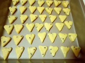 全部做好的饼干整齐摆放在烤盘里，(我的是不粘烤盘，如果不是不粘的烤盘，需要垫上一张油纸，再把饼干放在铺有油纸的烤盘中。)