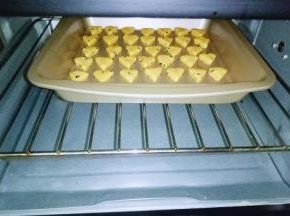 烤箱175度预热5分钟，烤盘入烤箱中层，175度烤13-15分钟，(具体温度和时间，根据自家烤箱性能另定。)