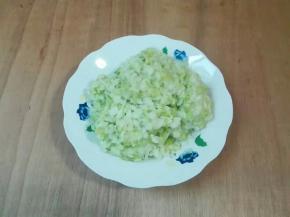 挤掉水分成盘备用