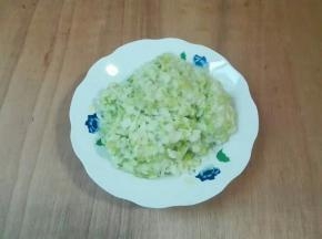 挤掉水分成盘备用
