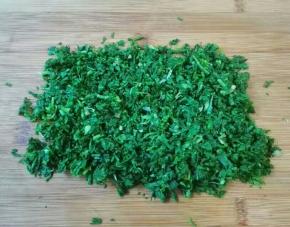 开水烫一下挤掉水分，切碎