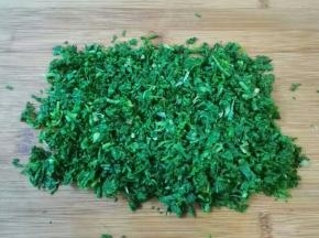 开水烫一下挤掉水分，切碎