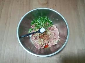 放黑胡椒粉，盐