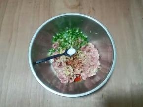 放黑胡椒粉，盐