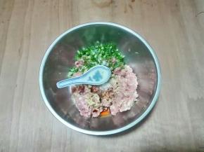 放适量大白菜挤出来的水搅拌均匀至有粘性