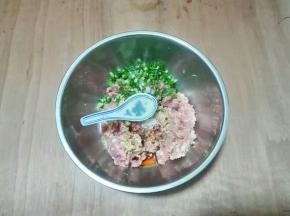 放适量大白菜挤出来的水搅拌均匀至有粘性