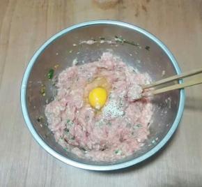 放鸡蛋，鸡精搅拌均匀至有粘性成肉馅