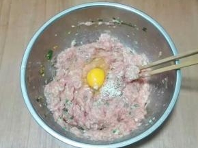 放鸡蛋，鸡精搅拌均匀至有粘性成肉馅