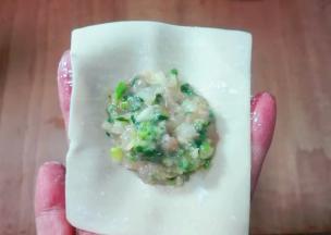 取一张馄饨皮，放适量肉馅