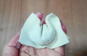 对折，两角靠拢