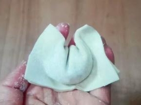 对折，两角靠拢