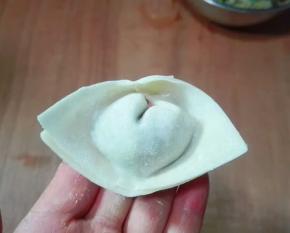 两角叠起来捏紧