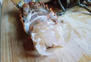 看虾的身体取下来了，大龙虾的肉肉很饱满呀！