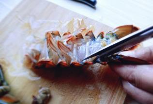 龙虾尾部的两边边缘都要用食品剪刀，剪开。