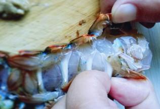 看龙虾壳和肉已经分开了。