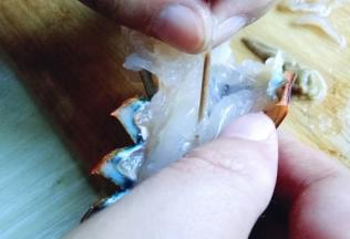 再将龙虾线取出。取出龙虾头部里所有异物。去除虾腮: 可以借用剪刀将虾腮剪下来。