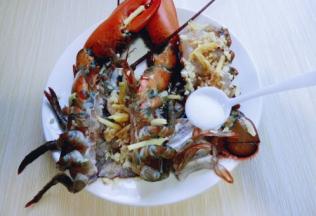 外加入一勺料酒。加入少许生抽，提鲜。滴入几滴芝麻油。再撒上食用盐，腌制15分钟。(根据个人口味调味)但是建议不要过多调味，那样会影响大龙虾的鲜美。