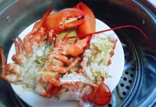 上锅隔水蒸13分钟，关火后焖5分钟即可。(时间也要根据龙虾的大小增减)