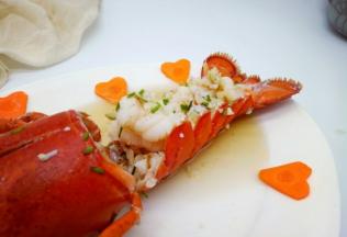 龙虾的尾部，亮红肉白，霸气十足。