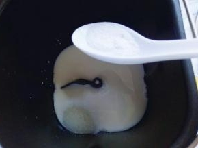 首先将牛奶倒入面包桶，再加入鸡蛋，糖和盐对角放。