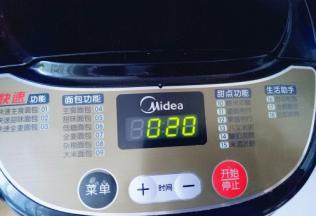 启动面包机，自动和面20分钟。