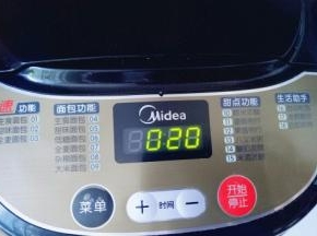 启动面包机，自动和面20分钟。