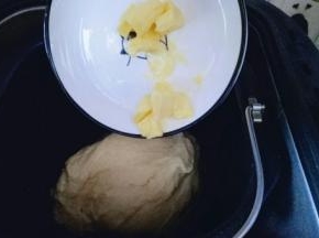 20分钟后面团处于扩展阶段，这时加入室温软化的黄油。(室温自然软化)