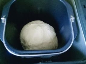 再次启动面包机揉面功能20分钟。面团光滑有手套膜，可以进行发酵。启动面包机发酵功能，天热室温发酵也可以。(注意保持面团湿度，盖上盖子或者保鲜膜)