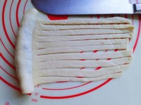 再用水果刀切出条状，请看图。