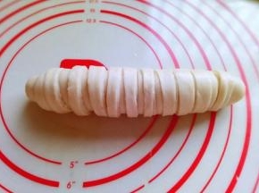 最后卷起来，这样是不是很像毛毛虫啊！(^_^)依次做完。