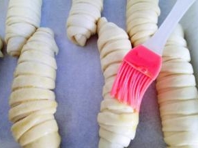 发酵好的面包胚取出全部刷上蛋液。