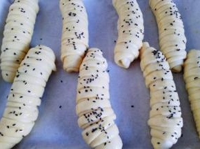 再撒上黑芝麻，可以送入烤箱。