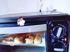 烤箱170度预热5分钟，将烤盘送入烤箱中层，上下火烤18-20分钟。(具体时间和温度要根据自家烤箱性能另定)