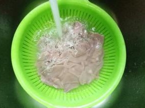 反复用冷水冲洗，知道水清澈为止。