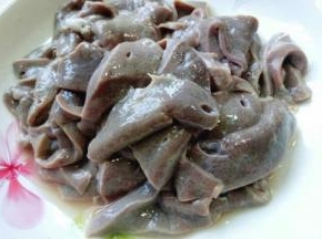 几个步骤洗好的猪肝特别干净，将洗干净的猪肝淋干水份。