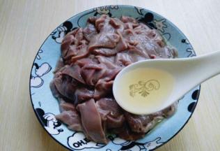 猪肝淋干水份，放入深一点的盘子中，加入料酒。