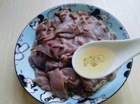 猪肝淋干水份，放入深一点的盘子中，加入料酒。