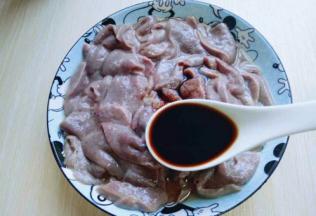 加入生抽，腌制20分钟。