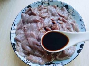 加入生抽，腌制20分钟。