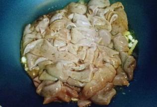 锅中加入油，姜蒜姜煸炒。加入腌制好的猪肝。(腌制猪肝的汤汁不要)