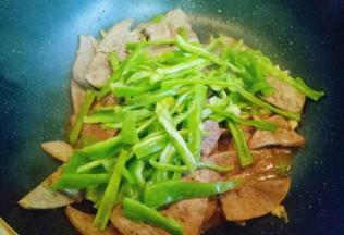 加入切好青椒丝。再加入白砂糖，快速翻炒1-2分钟即可。(可以不加，根据个人喜欢)