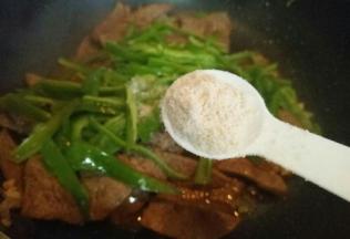 加入鸡粉提鲜出锅。