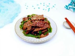 盛出，装盘，撒上熟白芝麻点缀。养肝，补血，明目。