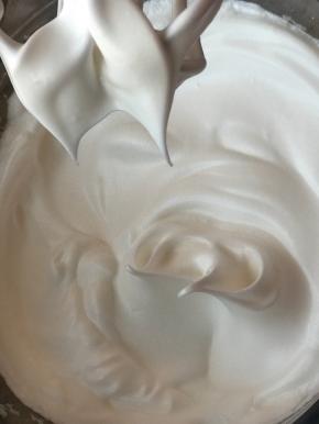 蛋白分三次加糖打至干性发泡