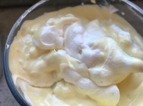 搅匀后倒回蛋白盆中继续翻拌搅匀