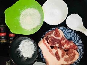 准备如图所需的材料，面粉、淀粉、泡打粉、盐、五香粉、花椒粉和梅花肉