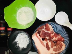 准备如图所需的材料，面粉、淀粉、泡打粉、盐、五香粉、花椒粉和梅花肉
