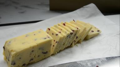 冷冻结束拿出，用刀切成大小均匀的饼胚